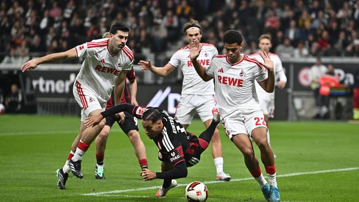 Duell um den Ball zwischen Younes Ebnoutalib und der Abwehr des 1. FC Köln.