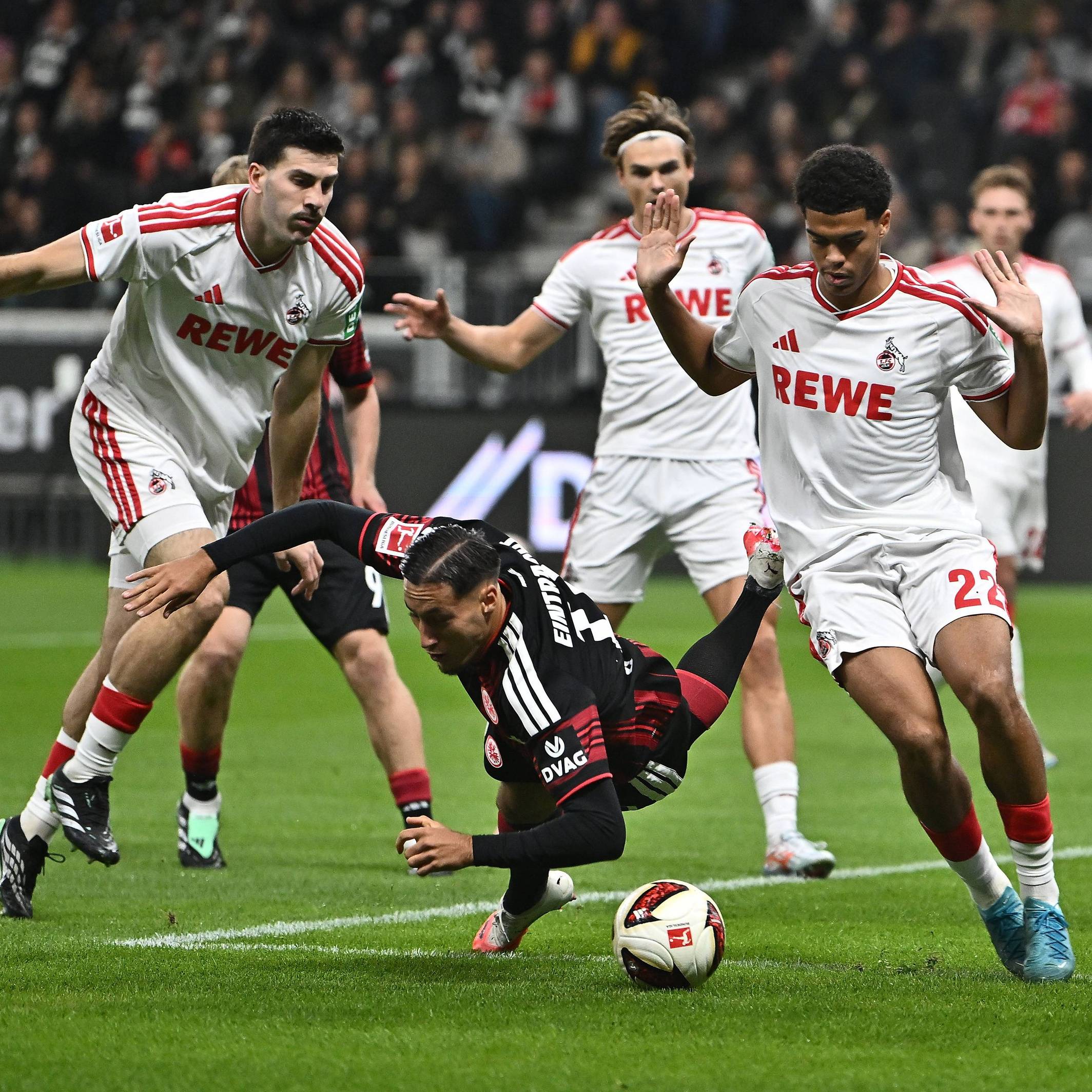Duell um den Ball zwischen Younes Ebnoutalib und der Abwehr des 1. FC Köln.