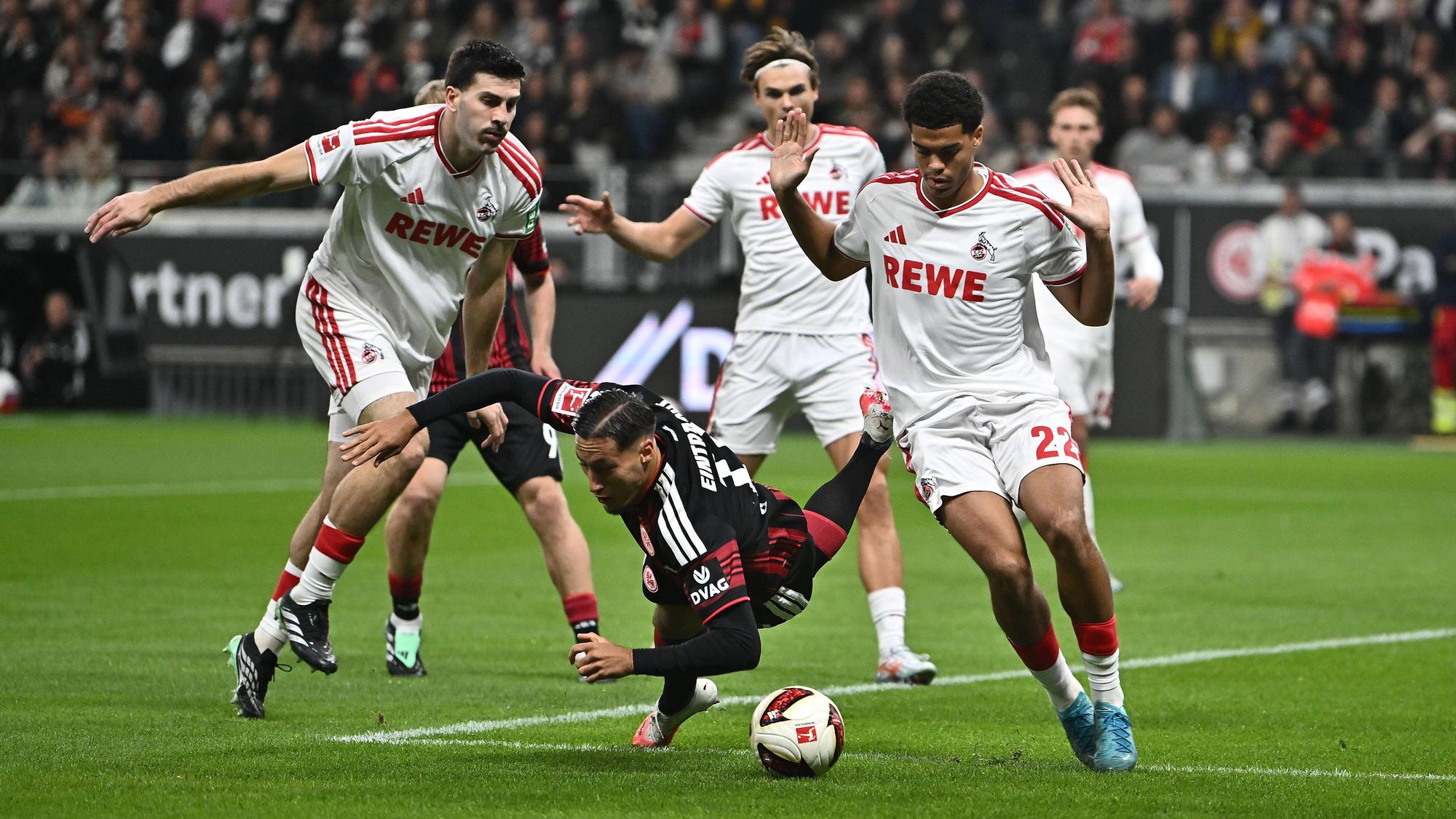 Duell um den Ball zwischen Younes Ebnoutalib und der Abwehr des 1. FC Köln.
