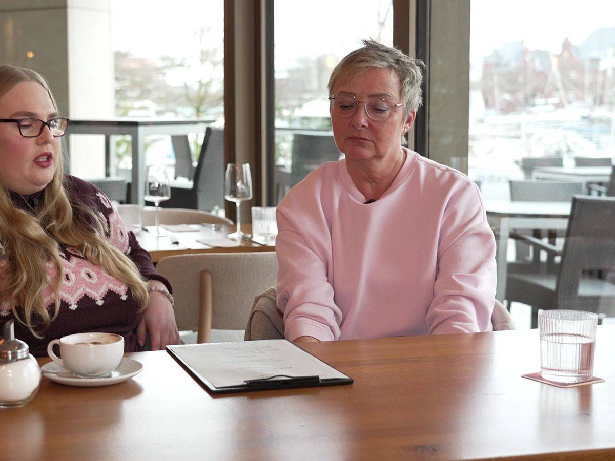 Das Menü kocht bestimmt eine Urostfriesin, da sind sich Maja (links) und Hannelore sicher. (Bild: RTL)