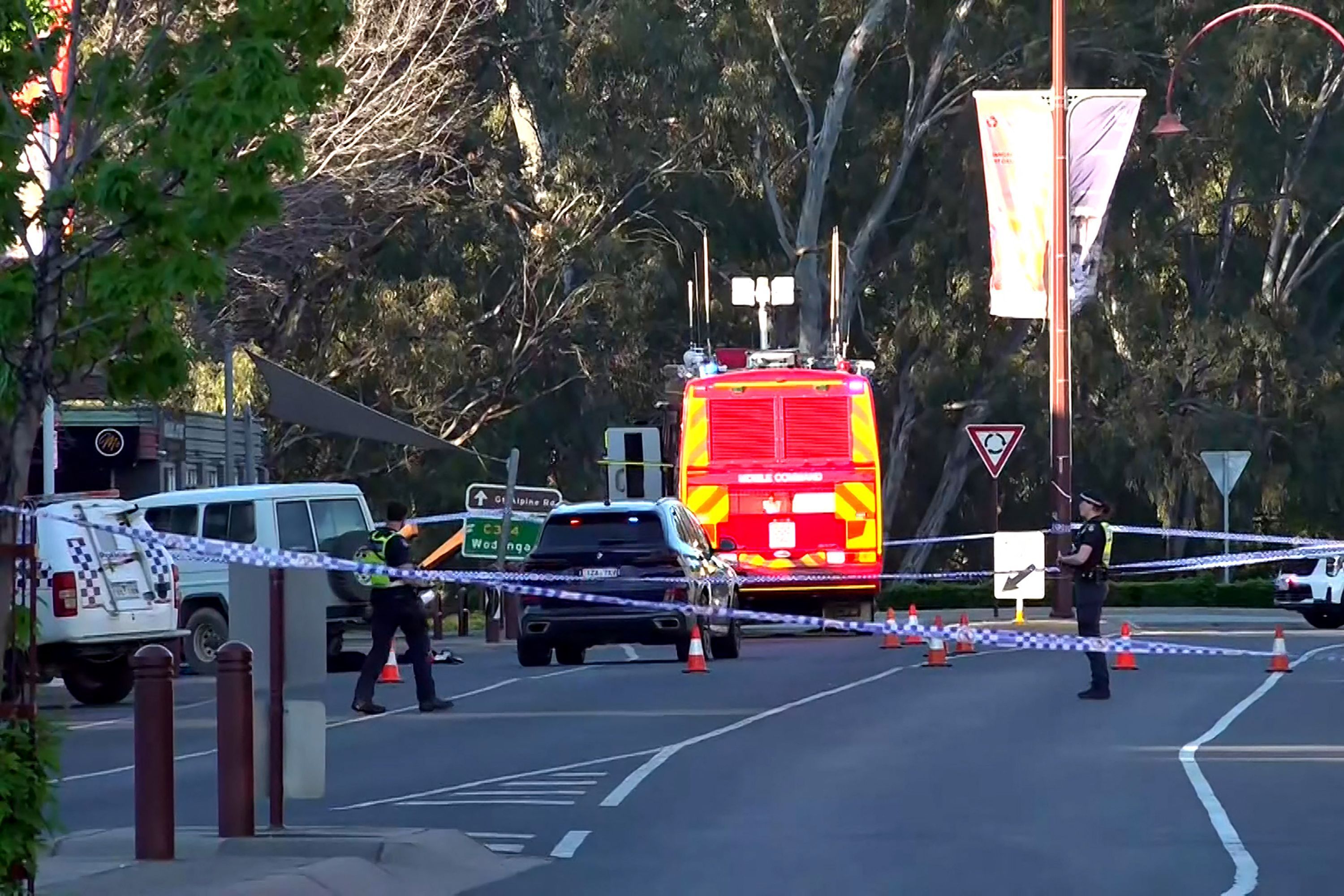 Dieser Standbildausschnitt aus einem Videomaterial, das die Australian Broadcasting Corporation (ABC) am 19. Oktober 2026 über AFPTV zur Verfügung stellte, zeigt Polizeibeamte am Tatort, nachdem die unabhängige australische Abgeordnete Helen Haines vor ihrem Büro von einem Auto angefahren worden war und lebensgefährliche Verletzungen erlitten hatte.
