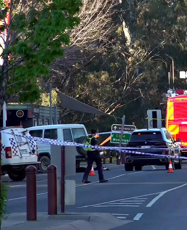 Dieser Standbildausschnitt aus einem Videomaterial, das die Australian Broadcasting Corporation (ABC) am 19. Oktober 2026 über AFPTV zur Verfügung stellte, zeigt Polizeibeamte am Tatort, nachdem die unabhängige australische Abgeordnete Helen Haines vor ihrem Büro von einem Auto angefahren worden war und lebensgefährliche Verletzungen erlitten hatte.