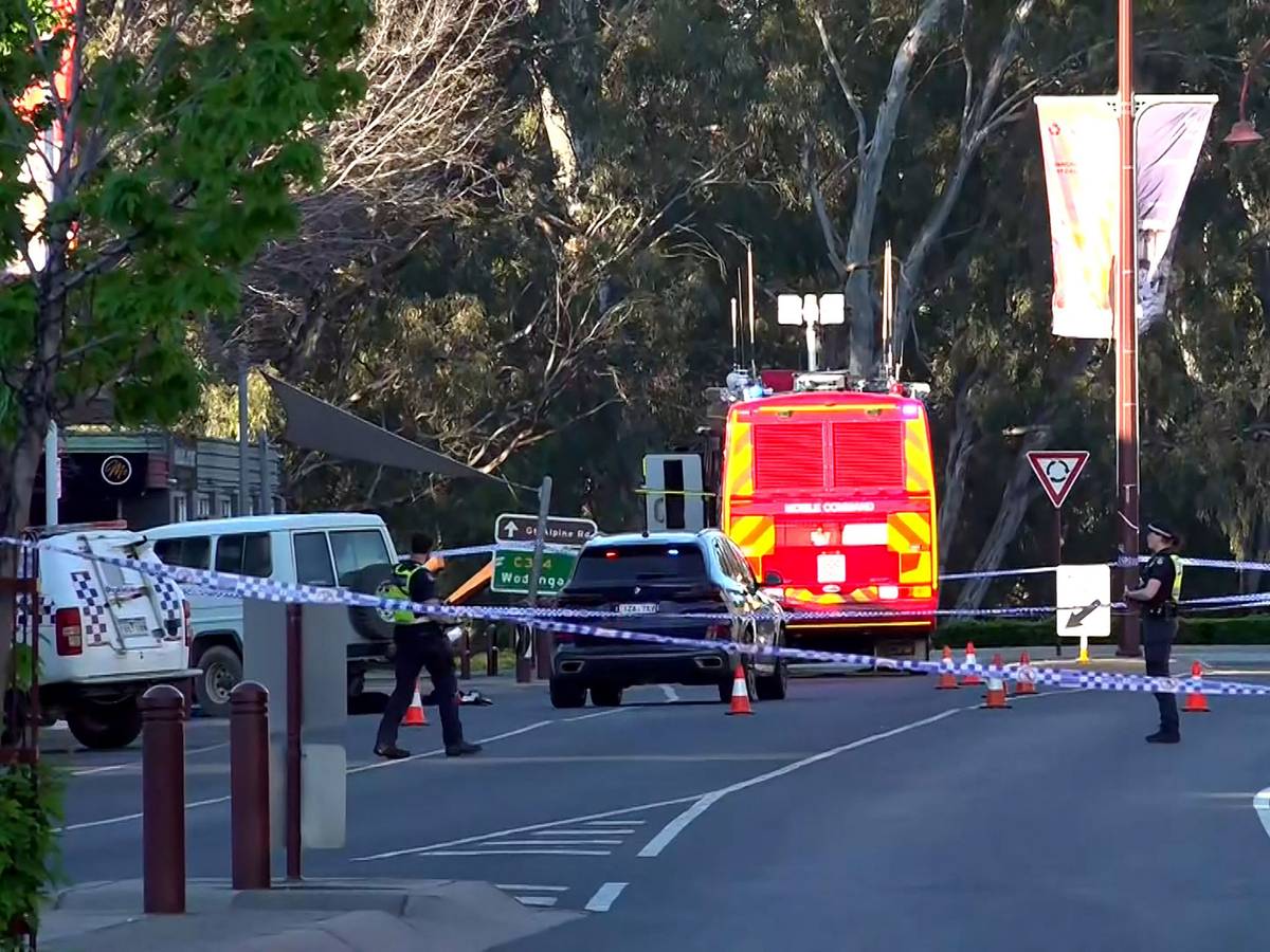 Dieser Standbildausschnitt aus einem Videomaterial, das die Australian Broadcasting Corporation (ABC) am 19. Oktober 2026 über AFPTV zur Verfügung stellte, zeigt Polizeibeamte am Tatort, nachdem die unabhängige australische Abgeordnete Helen Haines vor ihrem Büro von einem Auto angefahren worden war und lebensgefährliche Verletzungen erlitten hatte.