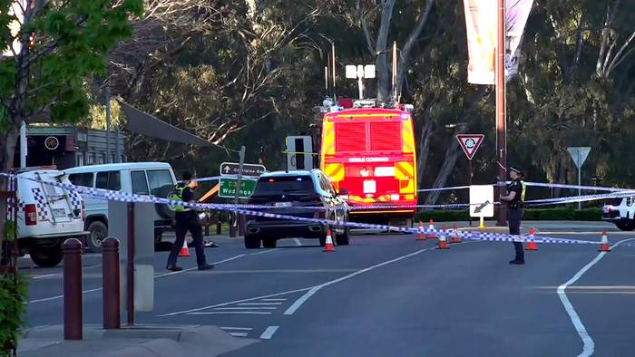 Dieser Standbildausschnitt aus einem Videomaterial, das die Australian Broadcasting Corporation (ABC) am 19. Oktober 2026 über AFPTV zur Verfügung stellte, zeigt Polizeibeamte am Tatort, nachdem die unabhängige australische Abgeordnete Helen Haines vor ihrem Büro von einem Auto angefahren worden war und lebensgefährliche Verletzungen erlitten hatte.