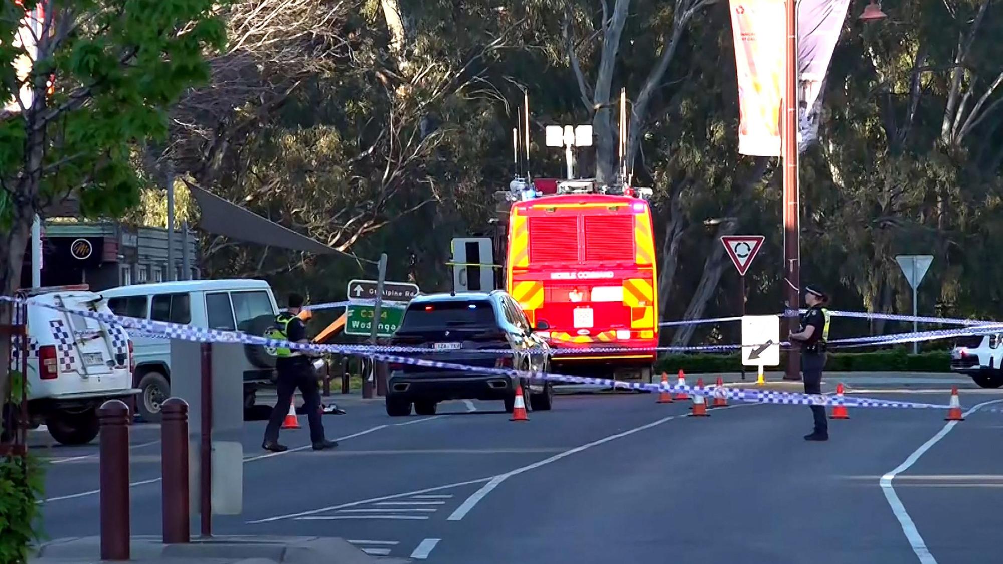Dieser Standbildausschnitt aus einem Videomaterial, das die Australian Broadcasting Corporation (ABC) am 19. Oktober 2026 über AFPTV zur Verfügung stellte, zeigt Polizeibeamte am Tatort, nachdem die unabhängige australische Abgeordnete Helen Haines vor ihrem Büro von einem Auto angefahren worden war und lebensgefährliche Verletzungen erlitten hatte.