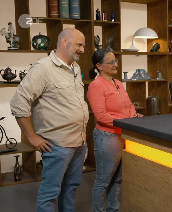 Zu Gast bei „Bares für Rares“ konnten zwei Verkäufer ihr Glück bei der Expertise kaum fassen. (Bild: ZDF)