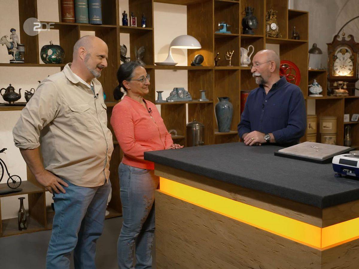 Zu Gast bei „Bares für Rares“ konnten zwei Verkäufer ihr Glück bei der Expertise kaum fassen. (Bild: ZDF)