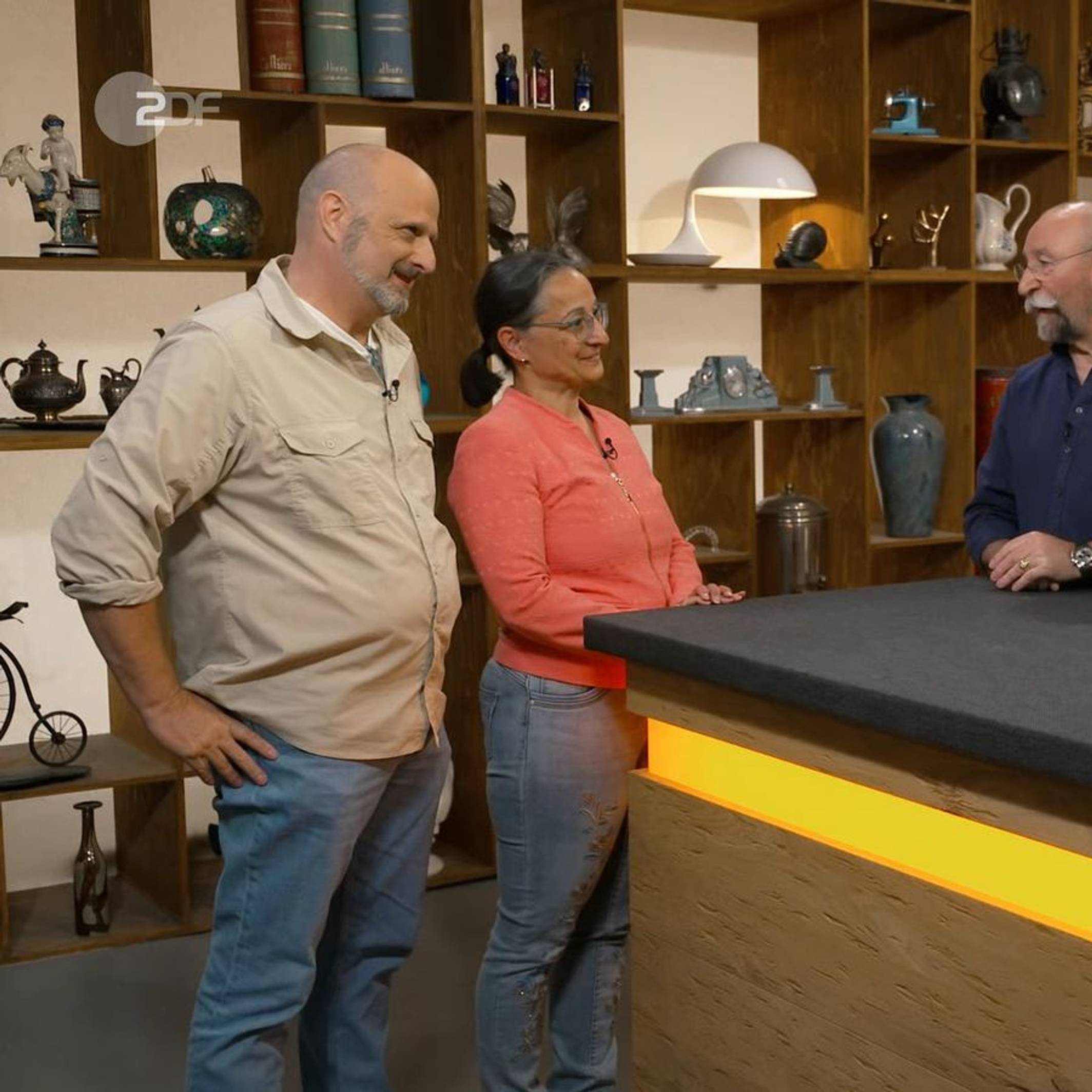 Zu Gast bei „Bares für Rares“ konnten zwei Verkäufer ihr Glück bei der Expertise kaum fassen. (Bild: ZDF)