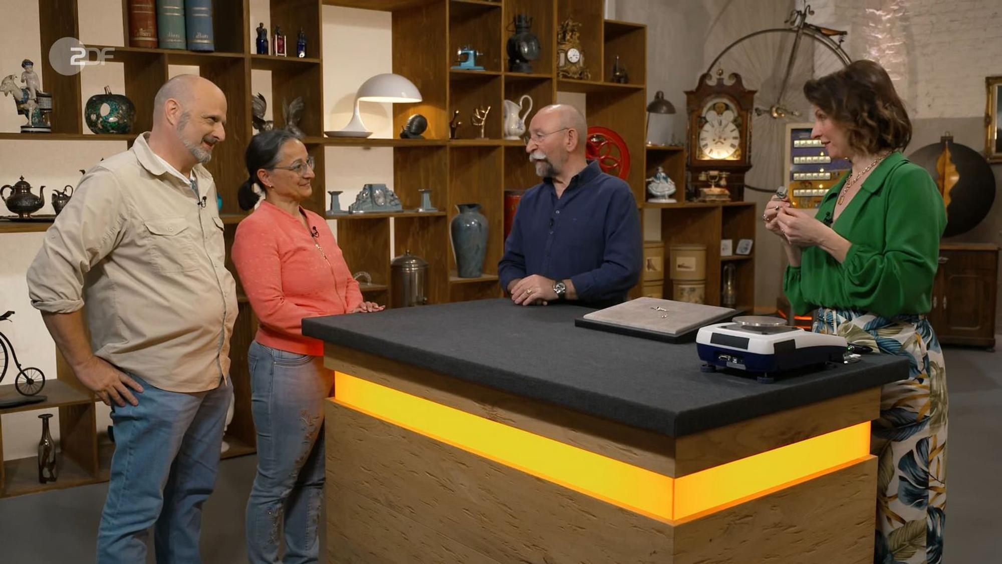 Zu Gast bei „Bares für Rares“ konnten zwei Verkäufer ihr Glück bei der Expertise kaum fassen. (Bild: ZDF)