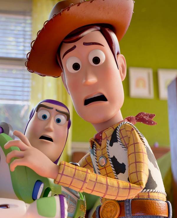 Buzz Lightyear (links) und Cowboy Woody sehen sich in „Toy Story 5“ einer furchteinflößenden Bedrohung ausgesetzt: moderne Technik im Kinderzimmer. (Bild: Leonine/2026 Disney/Pixar)