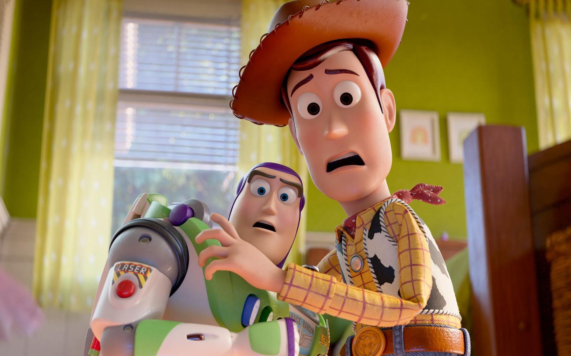 Buzz Lightyear (links) und Cowboy Woody sehen sich in „Toy Story 5“ einer furchteinflößenden Bedrohung ausgesetzt: moderne Technik im Kinderzimmer. (Bild: Leonine/2026 Disney/Pixar)