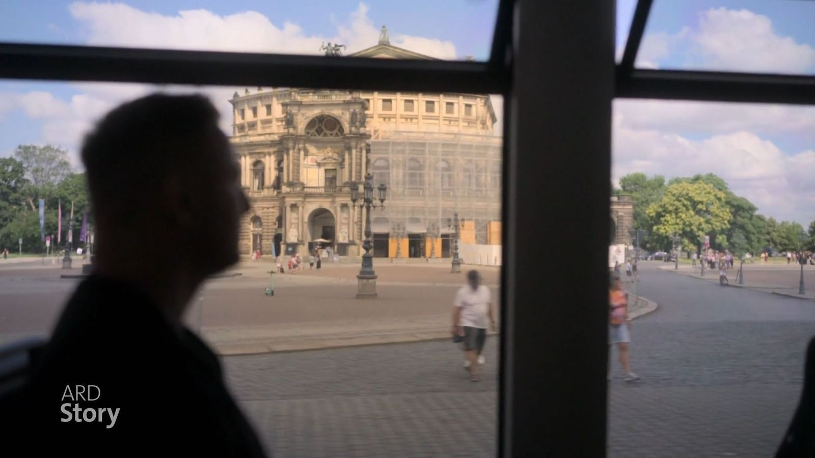 Frank spricht in der ARD-Doku „Nächster Halt: Auf die Fresse? Angst in Bus und Bahn“ über einen Gewaltverbrechen in der Dresdner Straßenbahn. (Bild: WDR / BR / ARD)