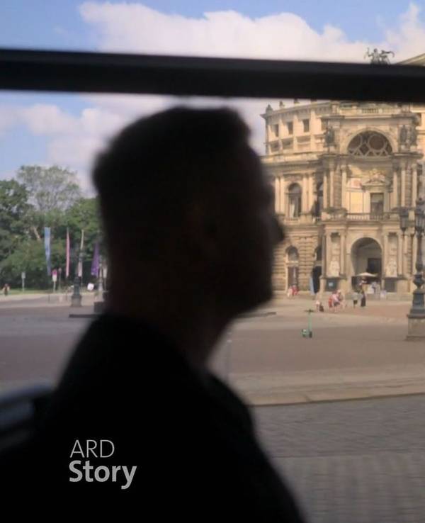Frank spricht in der ARD-Doku „Nächster Halt: Auf die Fresse? Angst in Bus und Bahn“ über einen Gewaltverbrechen in der Dresdner Straßenbahn. (Bild: WDR / BR / ARD)