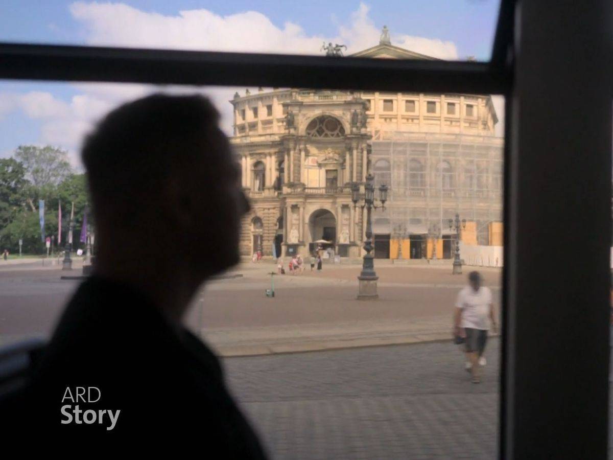 Frank spricht in der ARD-Doku „Nächster Halt: Auf die Fresse? Angst in Bus und Bahn“ über einen Gewaltverbrechen in der Dresdner Straßenbahn. (Bild: WDR / BR / ARD)