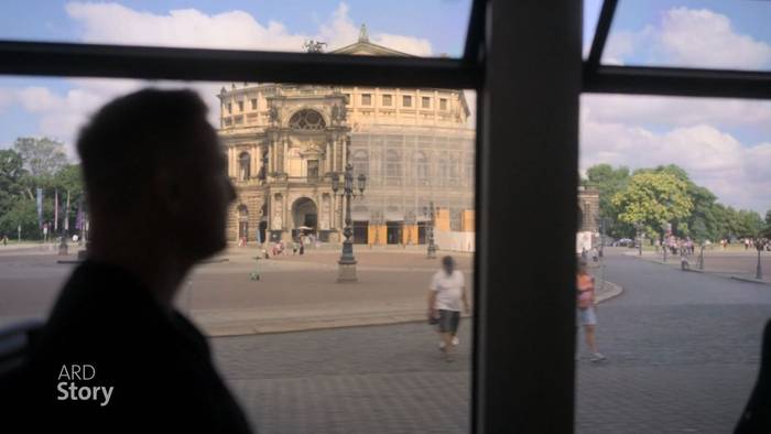 Frank spricht in der ARD-Doku „Nächster Halt: Auf die Fresse? Angst in Bus und Bahn“ über einen Gewaltverbrechen in der Dresdner Straßenbahn. (Bild: WDR / BR / ARD)