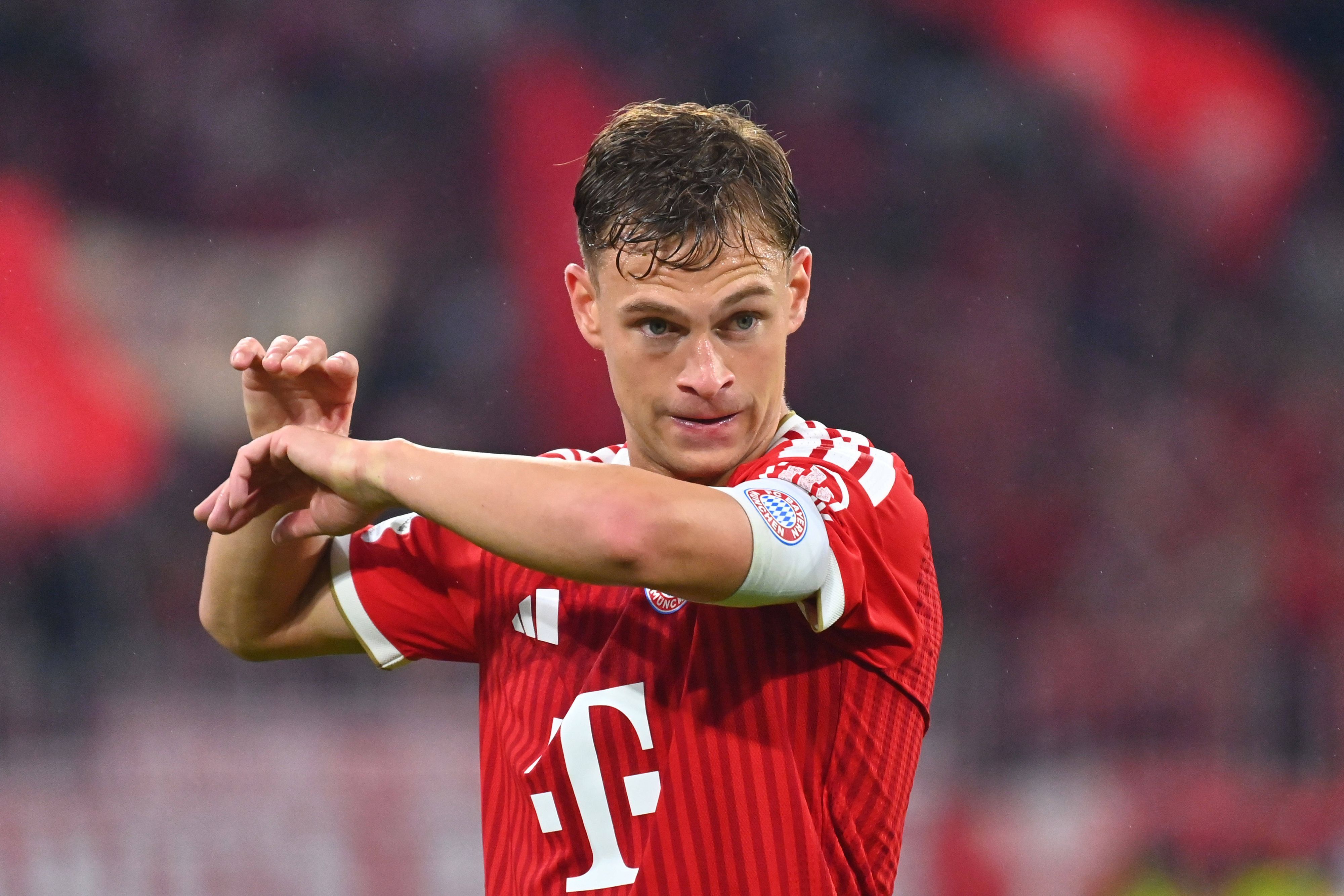 Joshua Kimmich wischt sich mit dem Oberarm durch sein Gesicht.