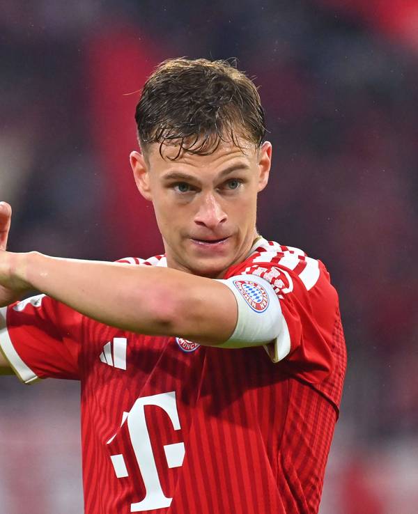 Joshua Kimmich wischt sich mit dem Oberarm durch sein Gesicht.