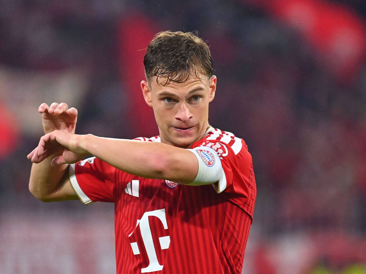 Joshua Kimmich wischt sich mit dem Oberarm durch sein Gesicht.
