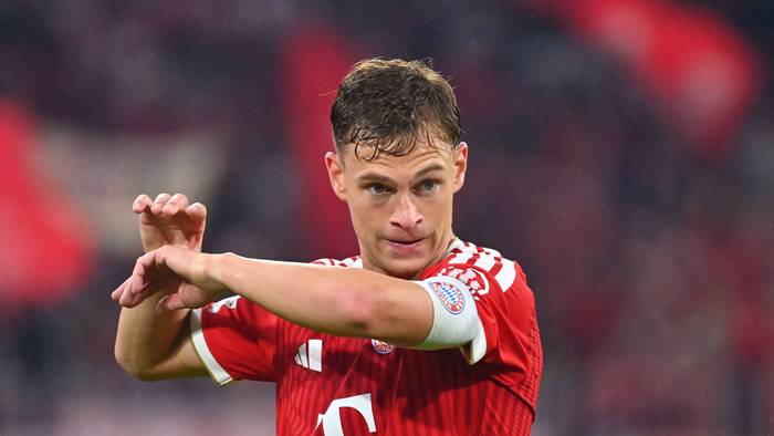 Joshua Kimmich wischt sich mit dem Oberarm durch sein Gesicht.