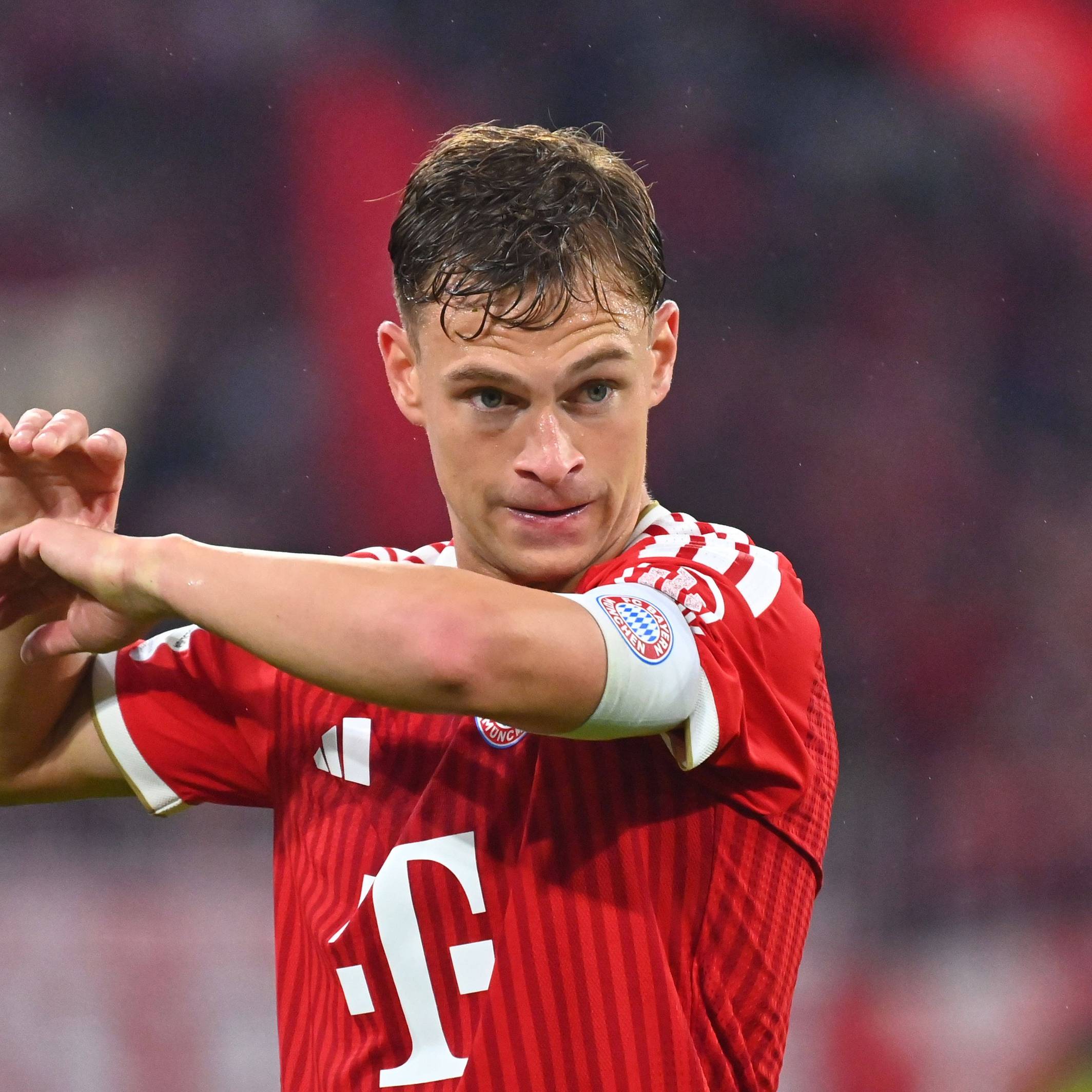 Joshua Kimmich wischt sich mit dem Oberarm durch sein Gesicht.