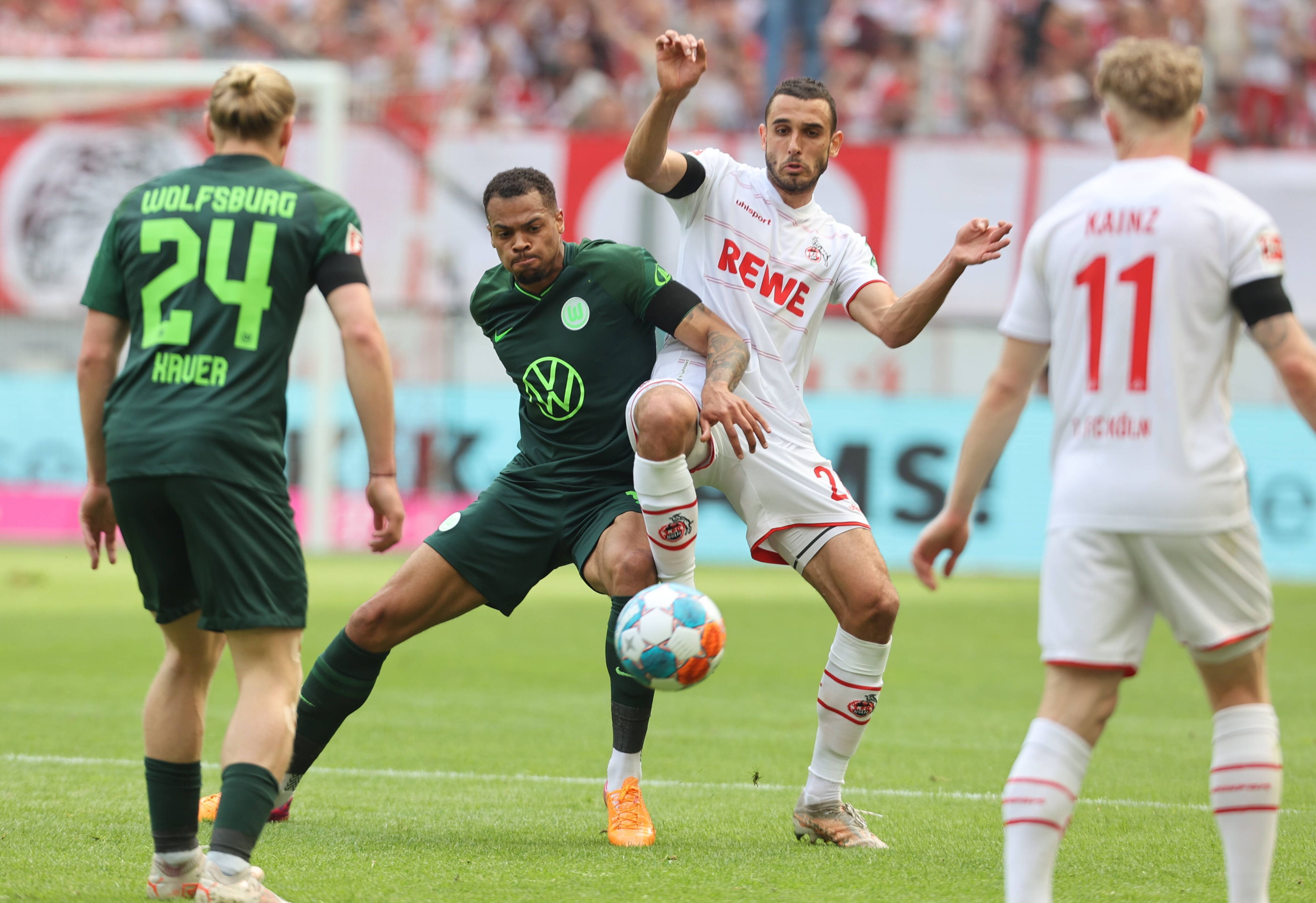 Lukas Nmecha im Zweikampf mit Ellyes Skhiri.