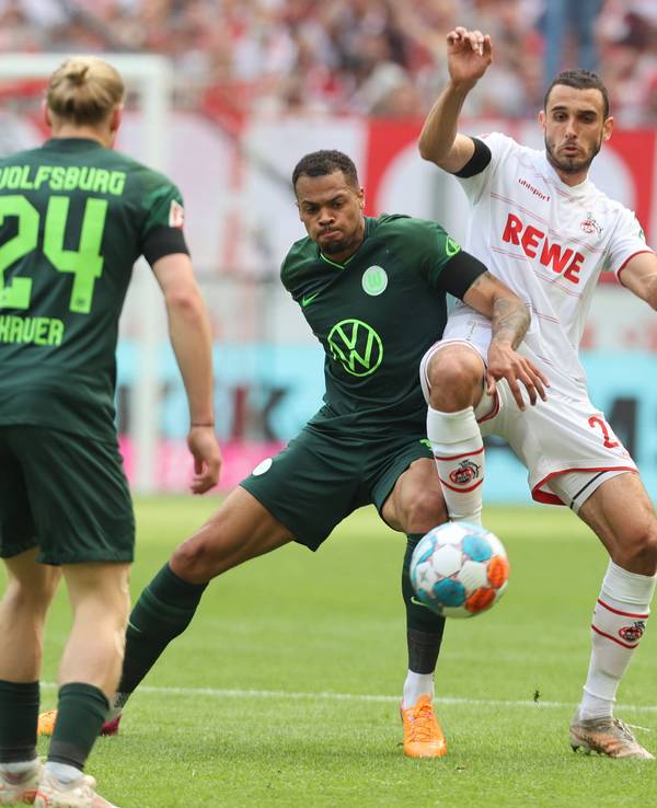 Lukas Nmecha im Zweikampf mit Ellyes Skhiri.