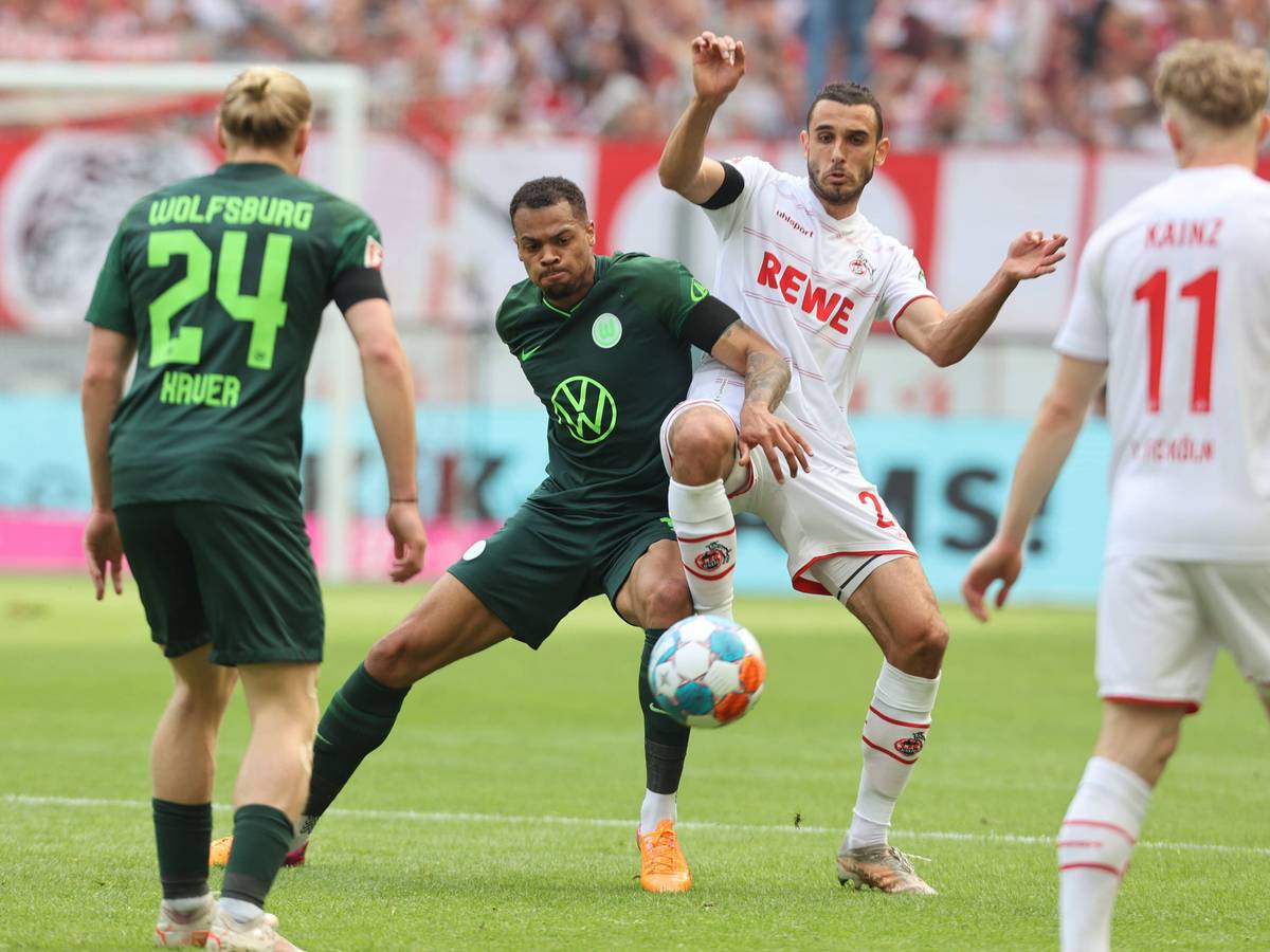 Lukas Nmecha im Zweikampf mit Ellyes Skhiri.