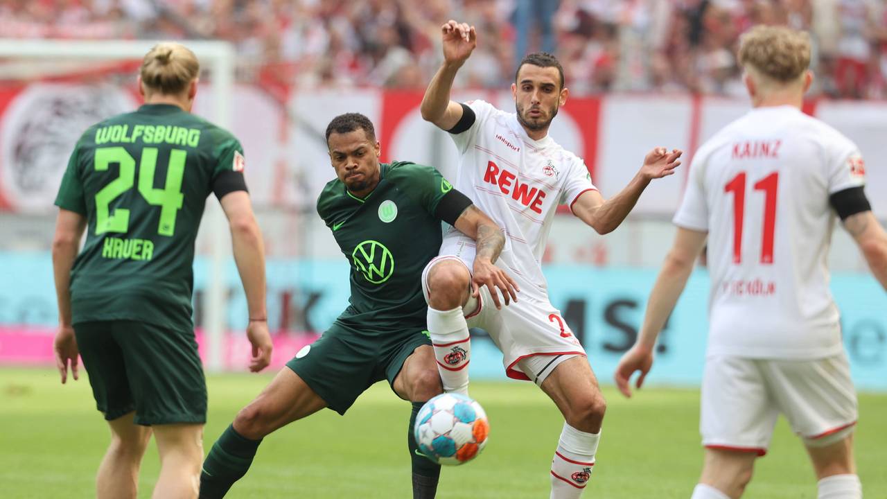 Lukas Nmecha im Zweikampf mit Ellyes Skhiri.