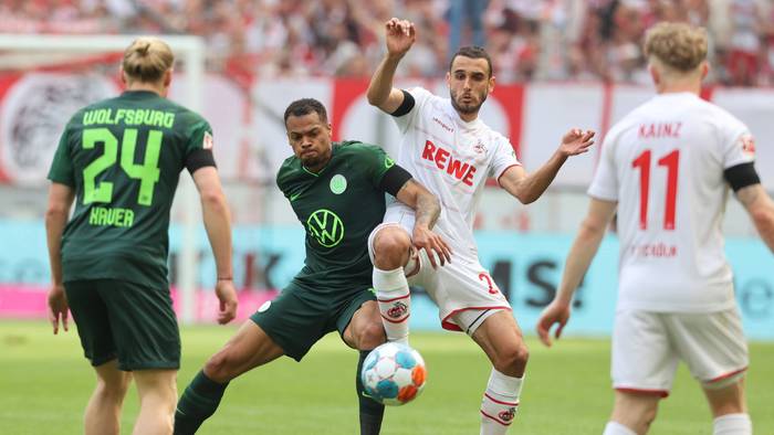 Lukas Nmecha im Zweikampf mit Ellyes Skhiri.