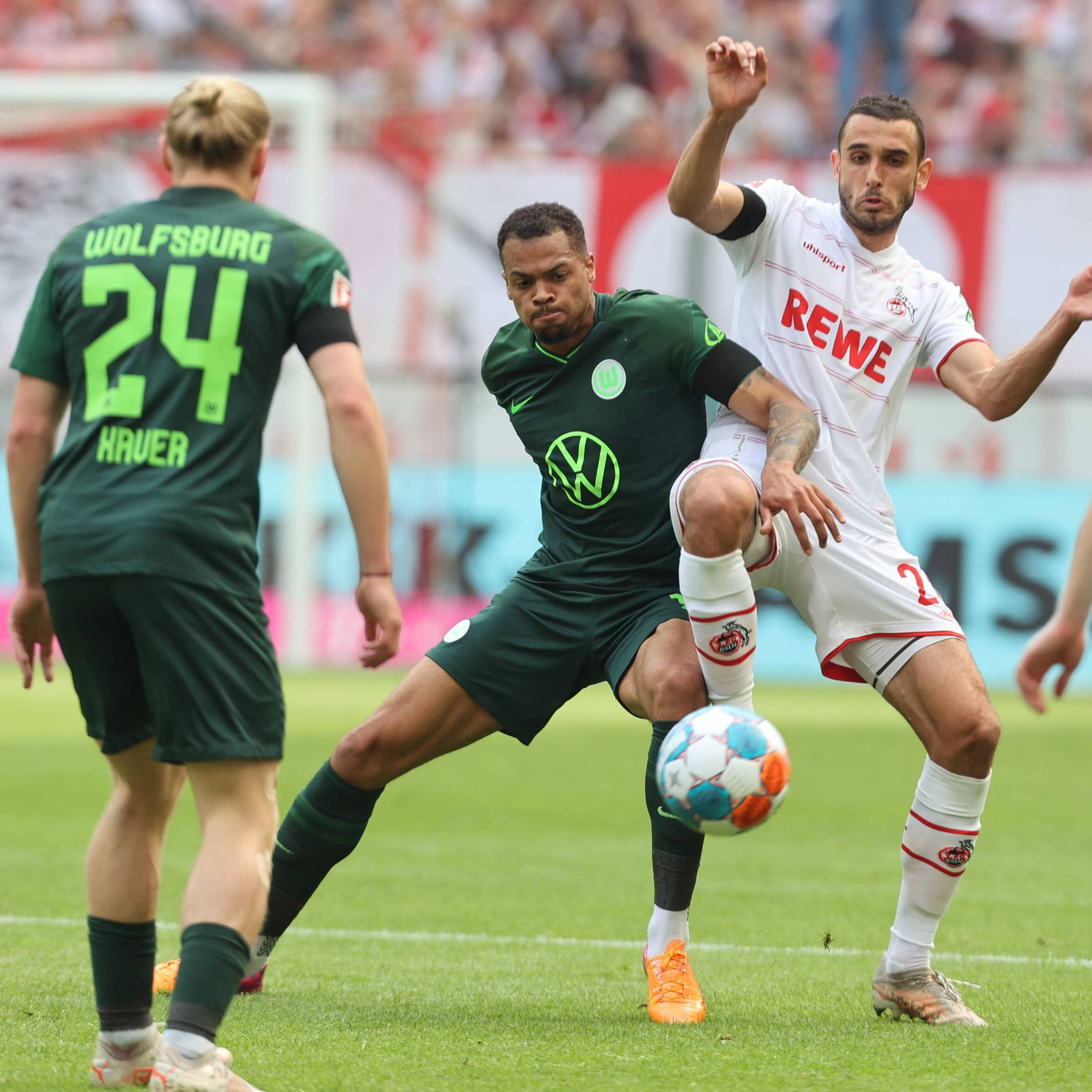 Lukas Nmecha im Zweikampf mit Ellyes Skhiri.