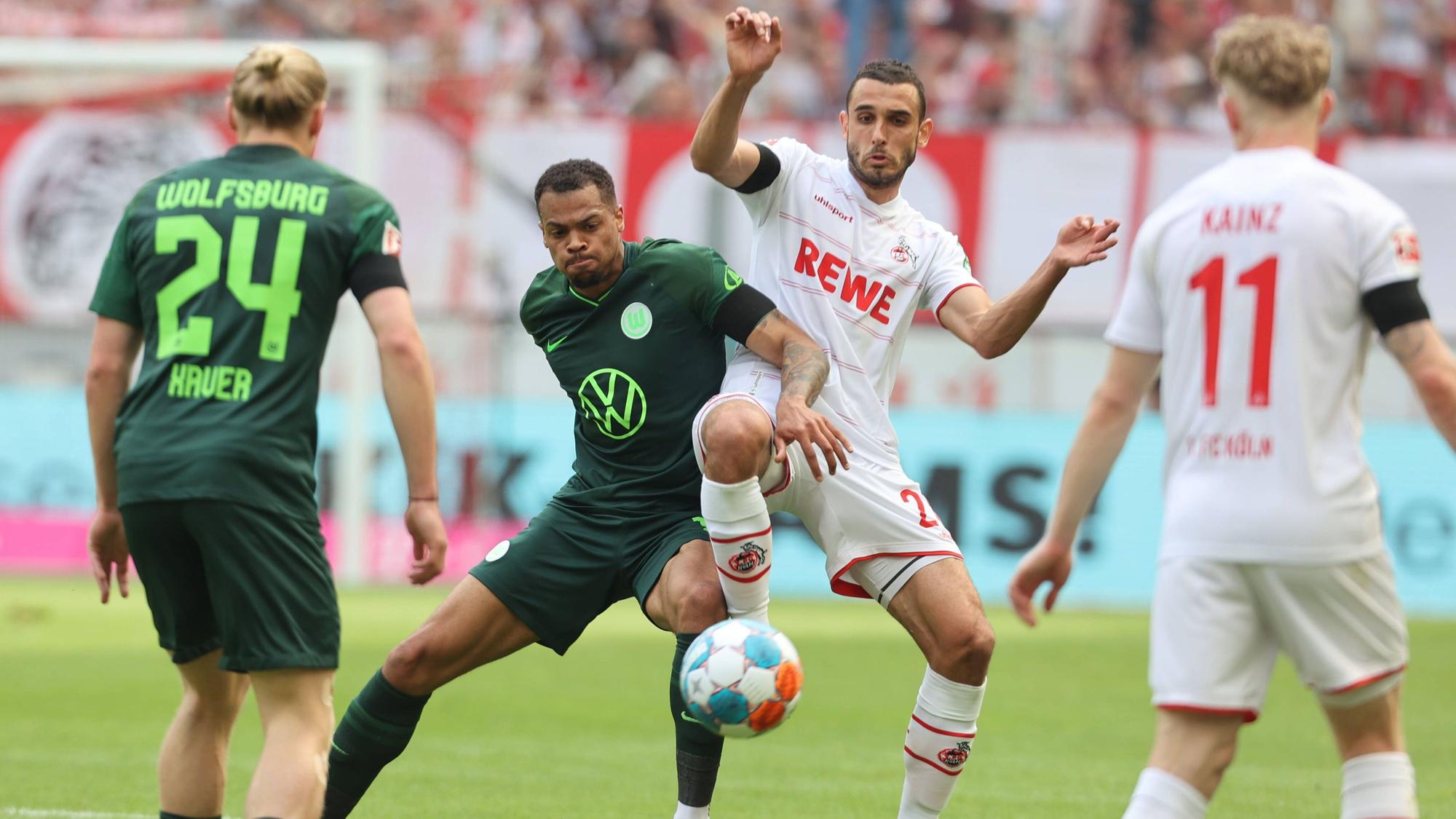 Lukas Nmecha im Duell um den Ball mit Ellyes Skhiri.
