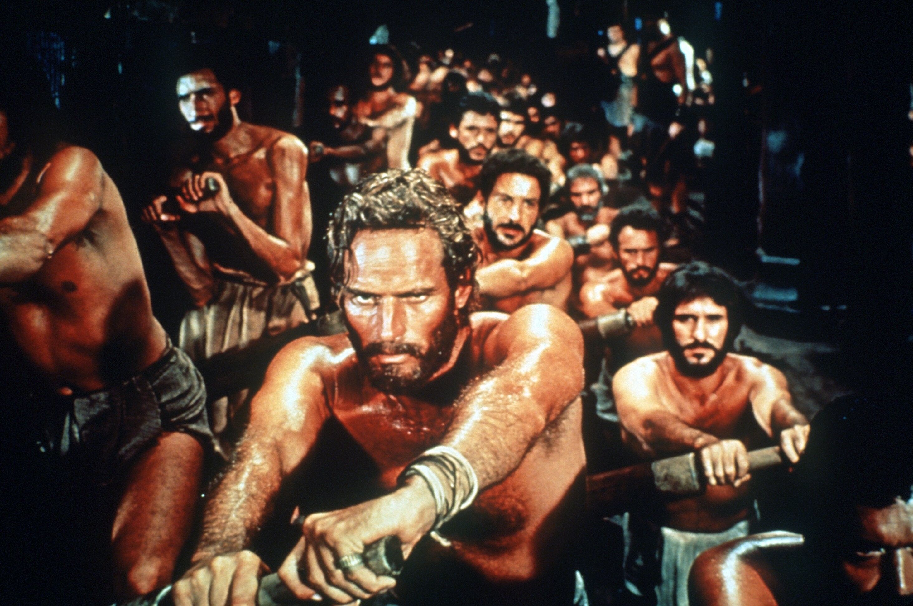 Charlton Heston als Galeerensträfling Judah Ben Hur