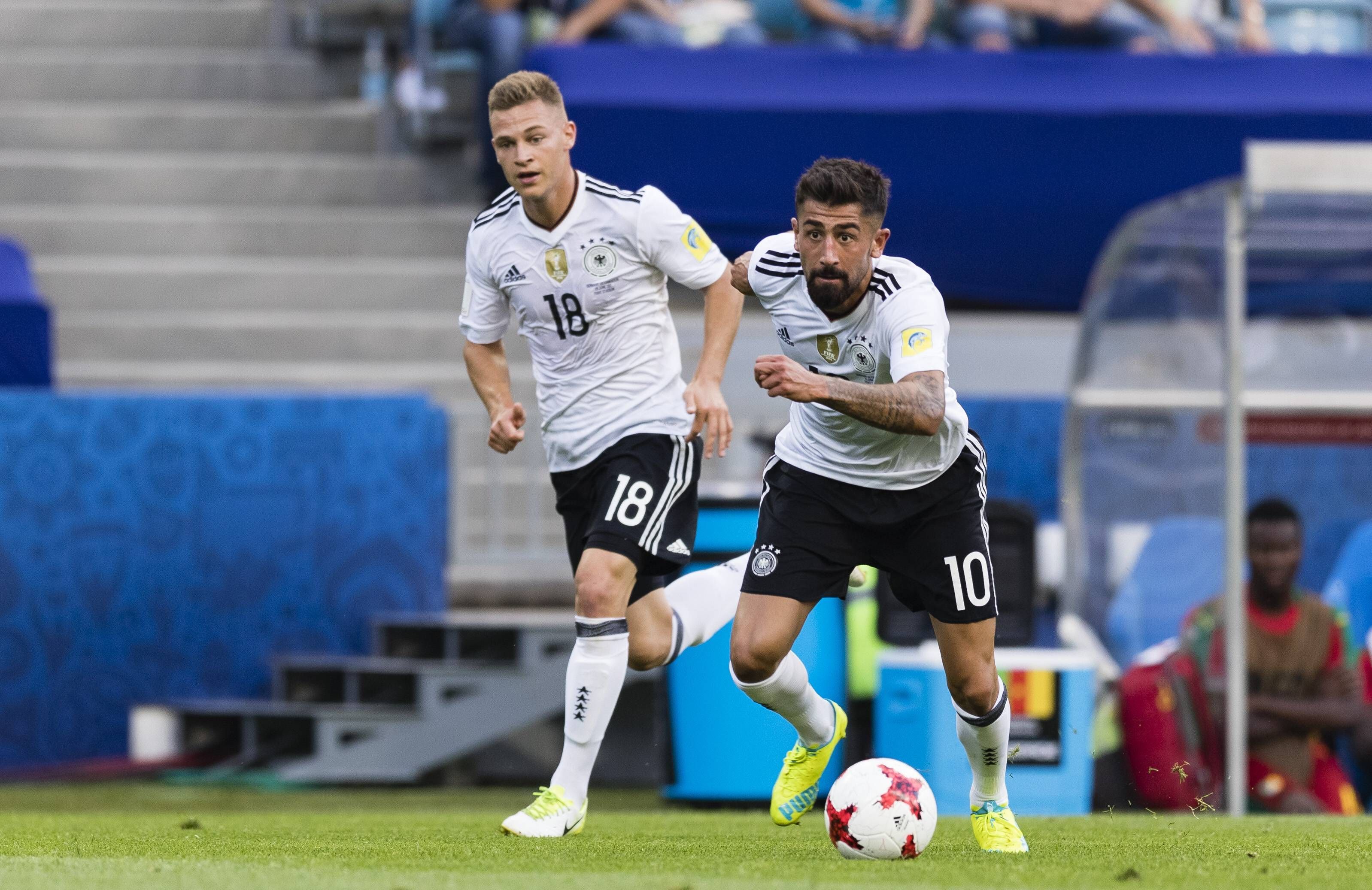 Kerem Demirbay führt den Ball, Joshua Kimmich läuft hinter ihm.