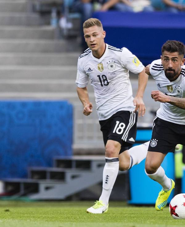 Kerem Demirbay führt den Ball, Joshua Kimmich läuft hinter ihm.