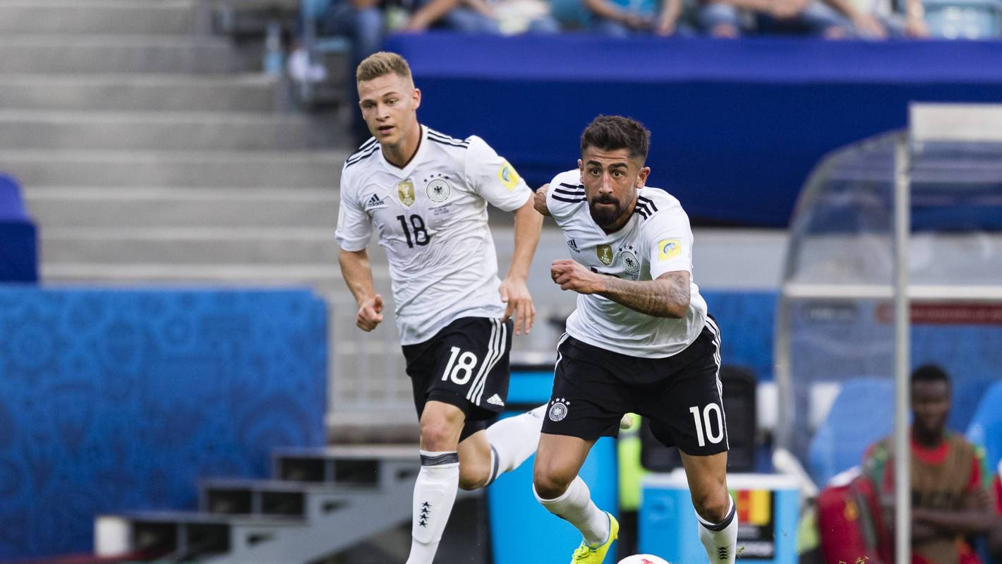 Kerem Demirbay führt den Ball, Joshua Kimmich läuft hinter ihm.