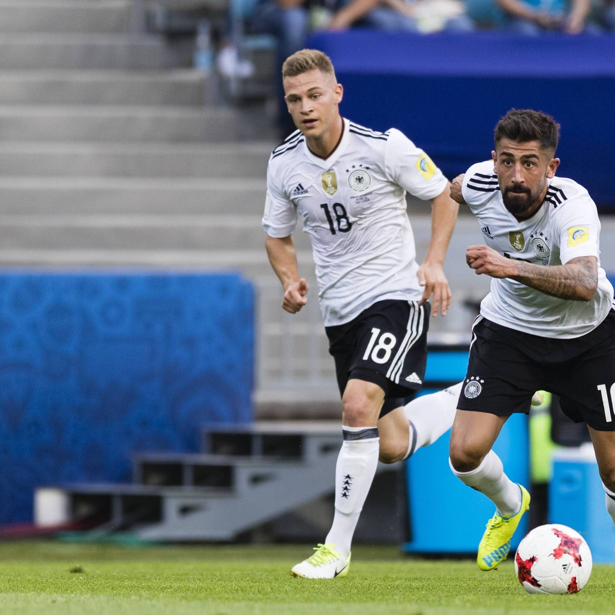 Kerem Demirbay führt den Ball, Joshua Kimmich läuft hinter ihm.