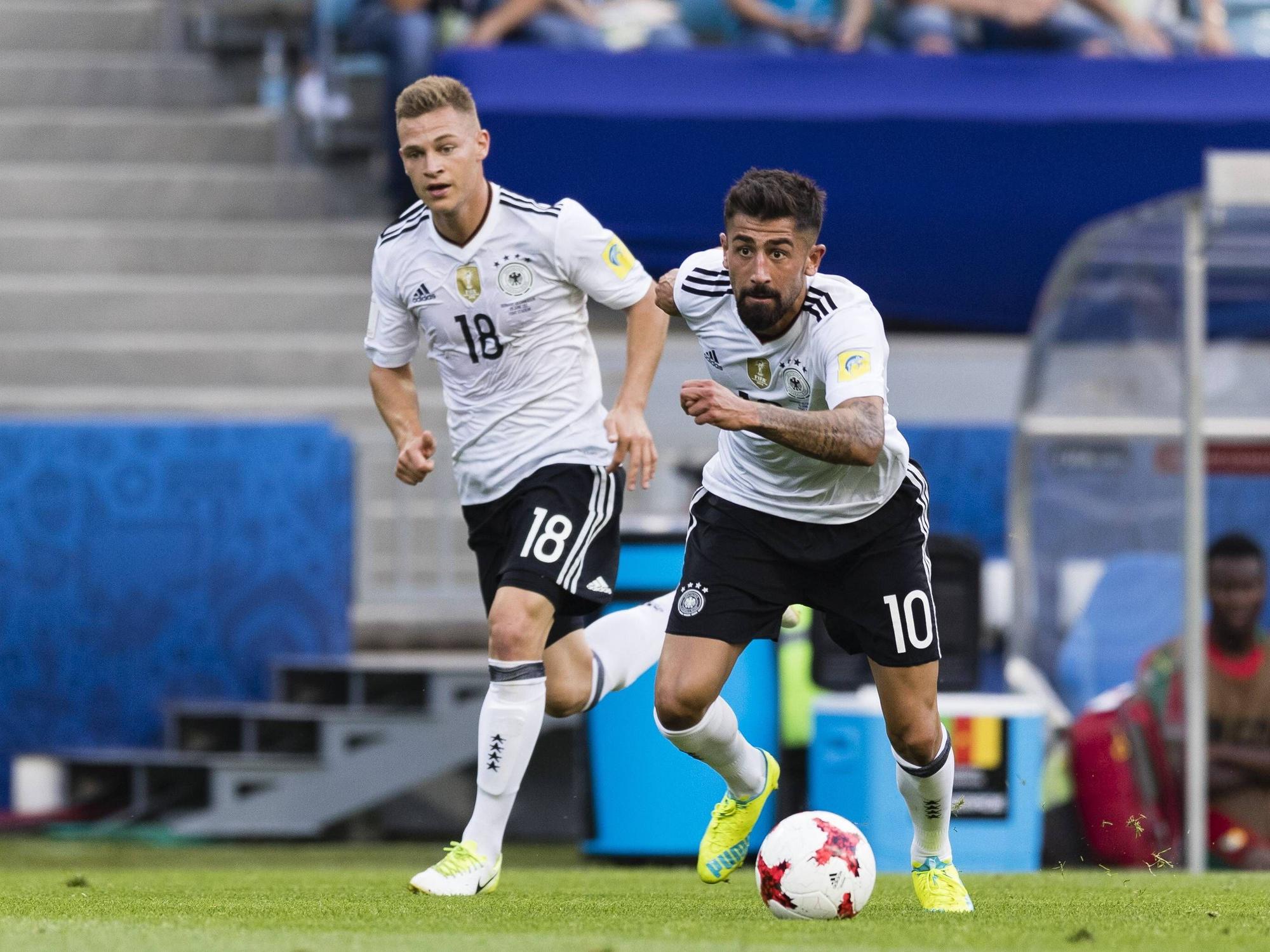 Kerem Demirbay führt den Ball, Joshua Kimmich läuft hinter ihm.