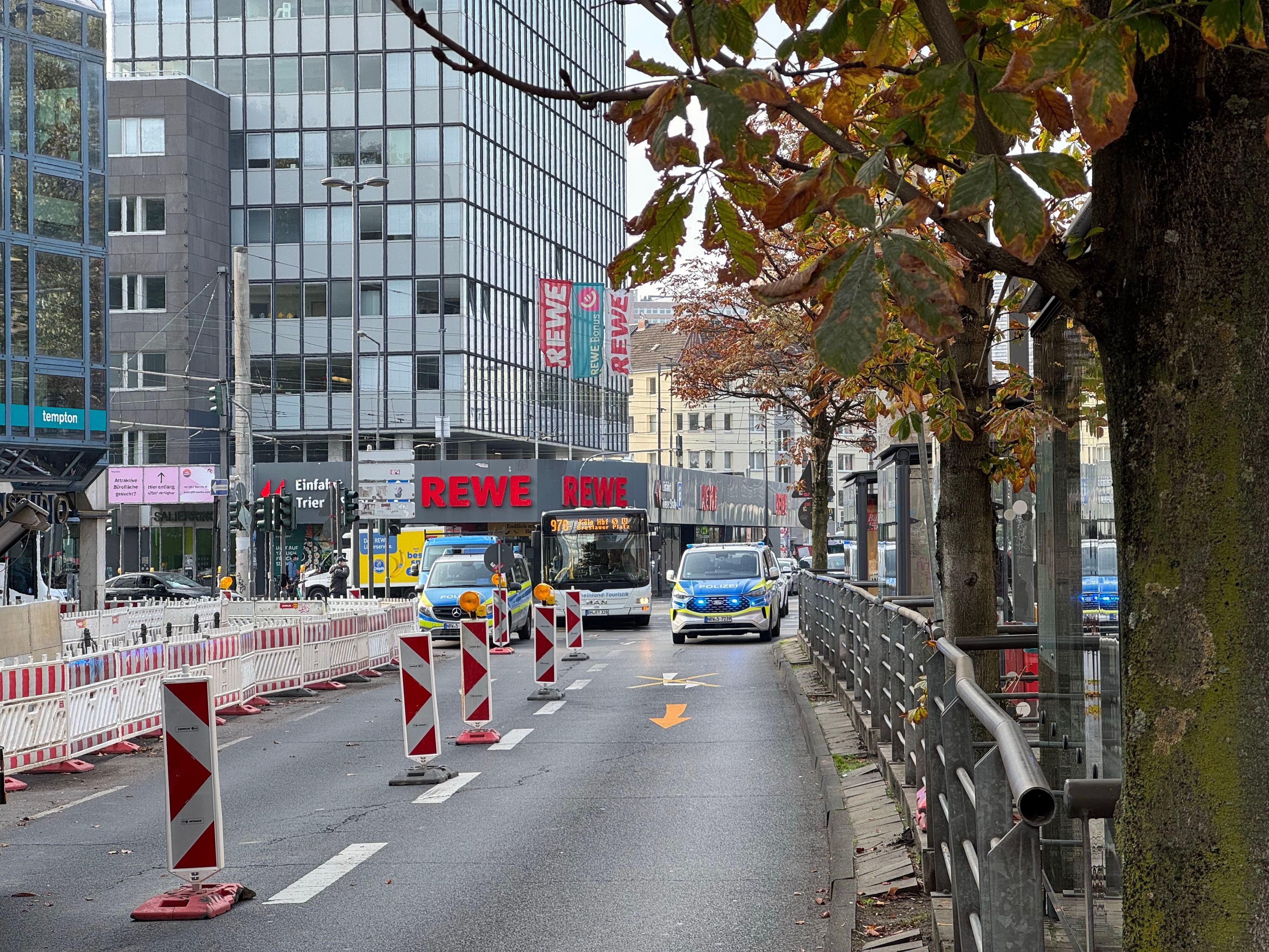 Polizeieinsatz am Barbarossaplatz.