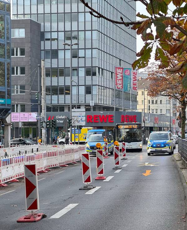 Polizeieinsatz am Barbarossaplatz.