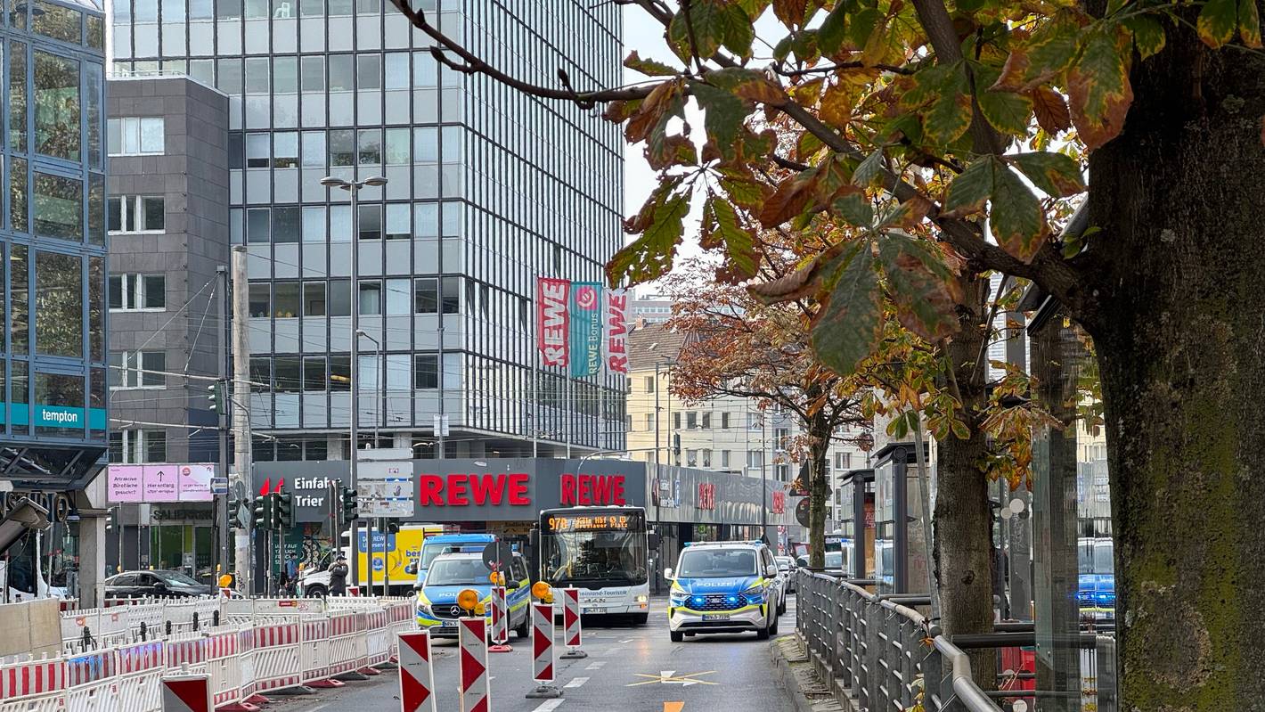 Polizeieinsatz am Barbarossaplatz.