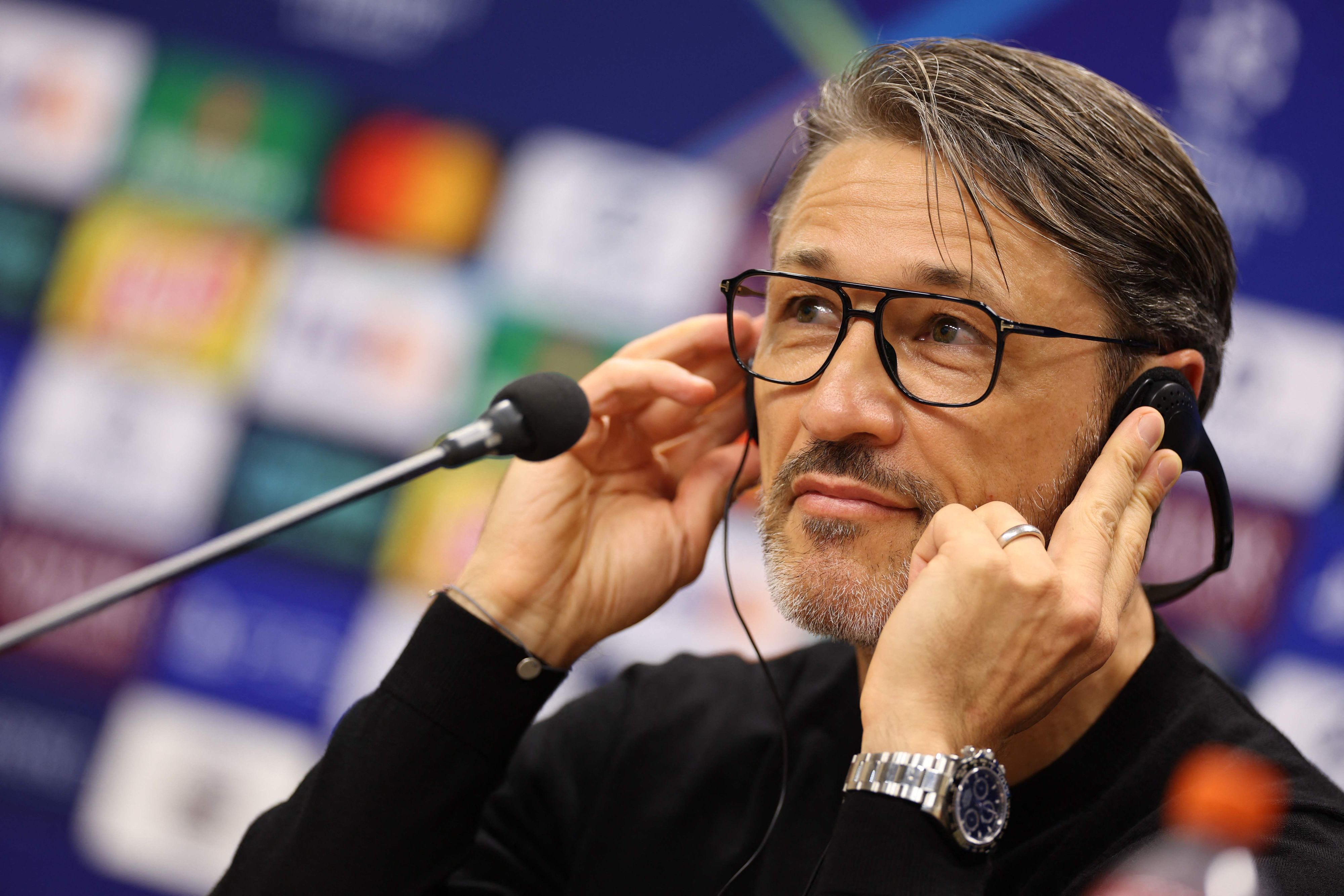 Niko Kovac mit Kopfhörern bei einer Pressekonferenz.