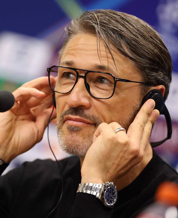 Niko Kovac mit Kopfhörern bei einer Pressekonferenz.
