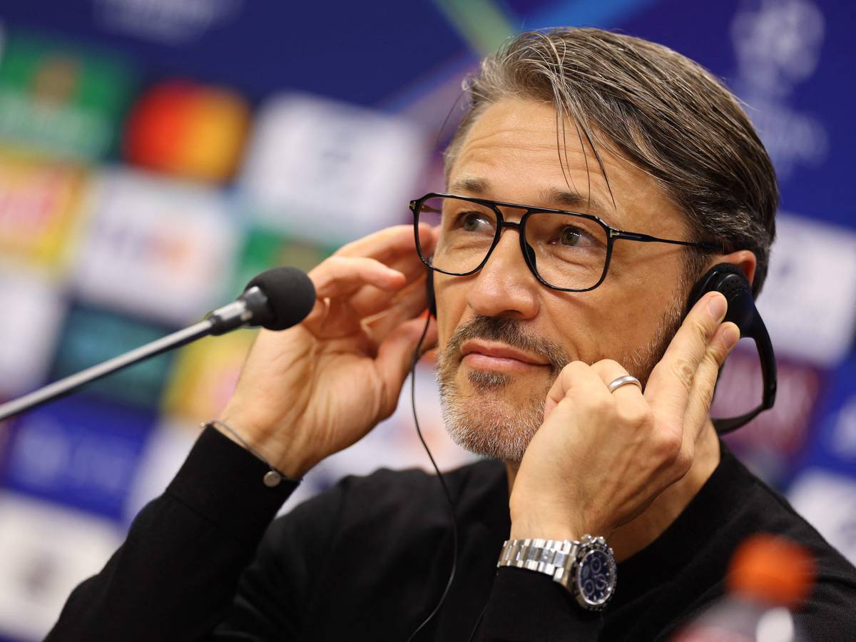 Niko Kovac mit Kopfhörern bei einer Pressekonferenz.