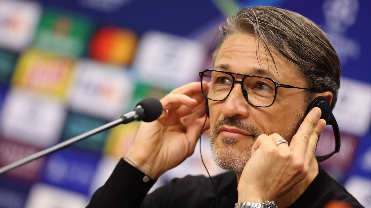 Niko Kovac mit Kopfhörern bei einer Pressekonferenz.