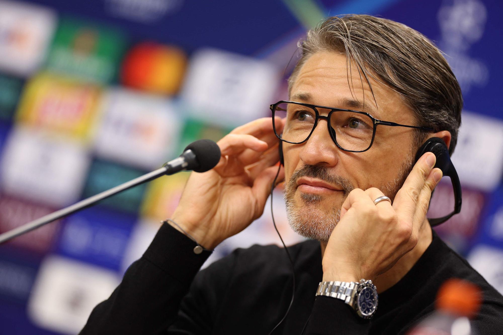 Niko Kovac mit Kopfhörern bei einer Pressekonferenz.