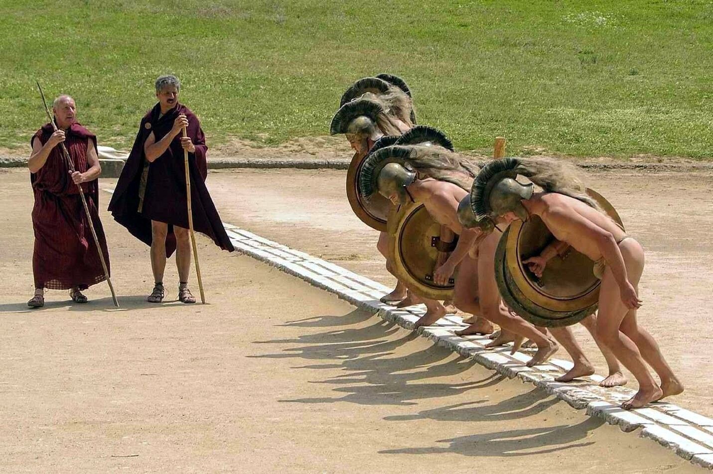 Athleten stellen sich in einer Szene der Arte-Doku-Soap über die Olympischen Spiele in der Antike in Olympia, Griechenland, vor dem Wettkampf auf (undatiertes Foto).