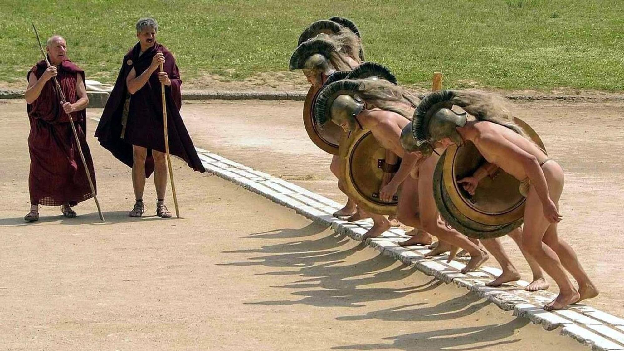 Athleten stellen sich in einer Szene der Arte-Doku-Soap über die Olympischen Spiele in der Antike in Olympia, Griechenland, vor dem Wettkampf auf (undatiertes Foto).