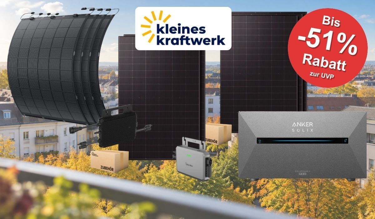 Verschiedene Solarmodule und Balkonkraftwerk-Sets von Kleines Kraftwerk vor einem Hintergrund einem herbstlich bunten Stadtpanorama im Sonnenschein.