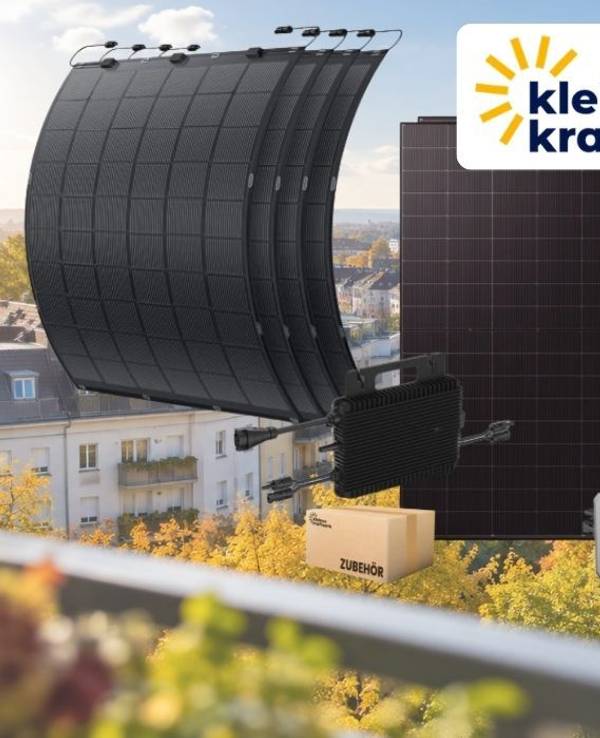 Verschiedene Solarmodule und Balkonkraftwerk-Sets von Kleines Kraftwerk vor einem Hintergrund einem herbstlich bunten Stadtpanorama im Sonnenschein.