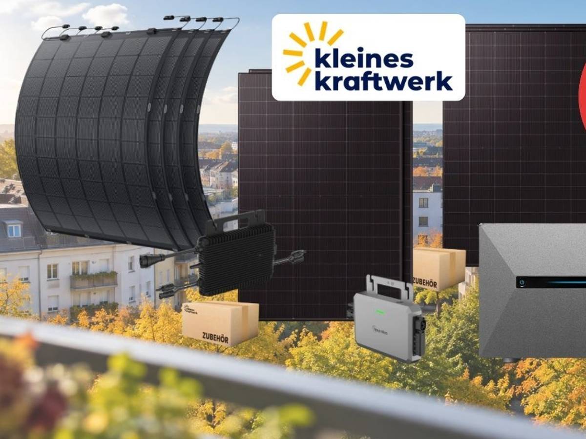 Verschiedene Solarmodule und Balkonkraftwerk-Sets von Kleines Kraftwerk vor einem Hintergrund einem herbstlich bunten Stadtpanorama im Sonnenschein.